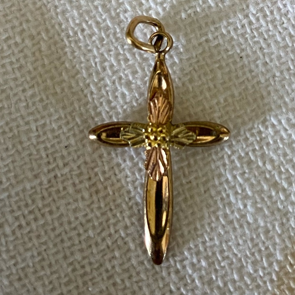 Cute little 14KGF cross